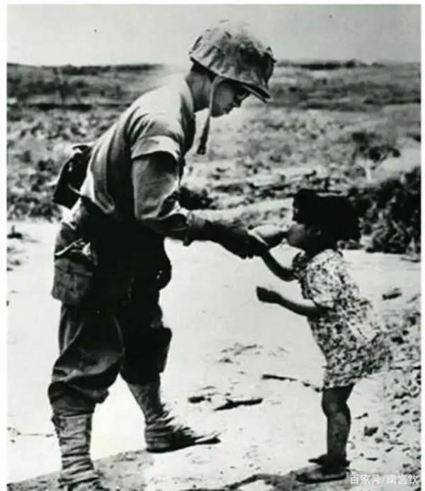 挑白旗走向美軍的日本女孩，後來怎樣了？40年後說出真實投降過程