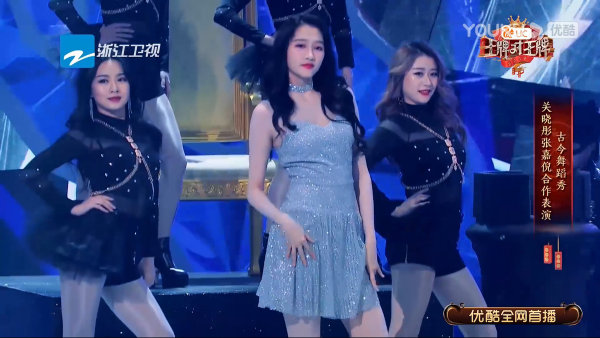 張嘉倪和關曉彤也太美了，同穿了銀色服裝，膚色對比挺明顯