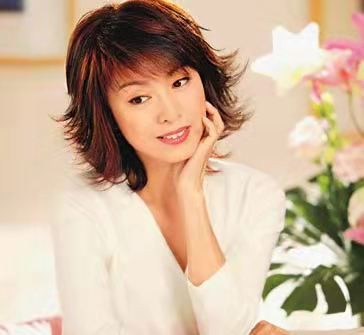 TVB老戲骨聚會！87歲羅蘭一頭銀髮精神抖擻，張國強胸肌輪廓明顯