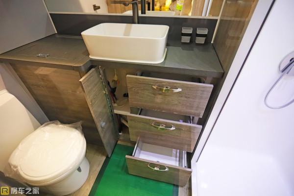 豪華內飾越野配置，黑系HQ19越野拖掛房車