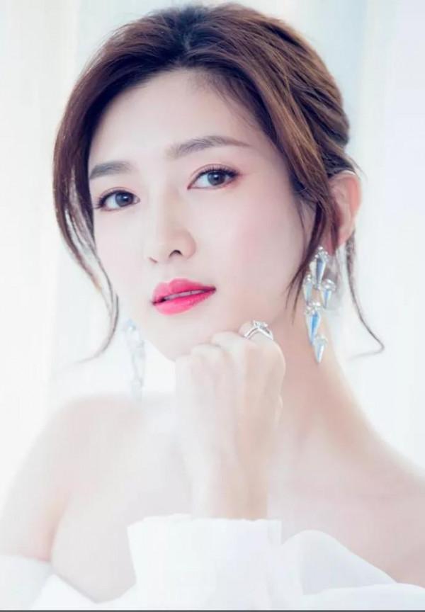 江疏影高學歷高顏值高身材，三高美到了巔峰