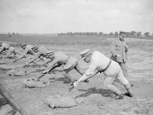 為什麼子彈打光後，敵人會主動配合拼刺刀，而非拿槍掃射？
