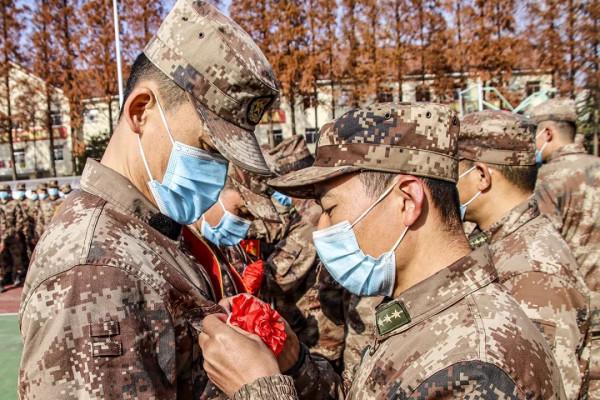 敬禮！第71集團軍組織退役士兵向軍旗告別儀式