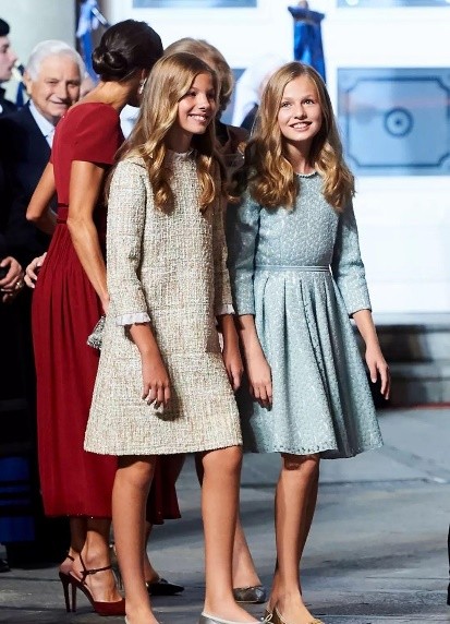 歐洲王室最美姐妹花：15歲萊昂諾爾是未來女王，最寵小2歲的妹妹