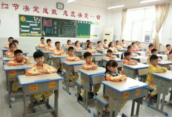 “老母雞”式教學管理走紅:班主任在教室辦公,引發家長熱議 “老母雞”式教學管理走紅:班主任在教室辦公,引發家長熱議