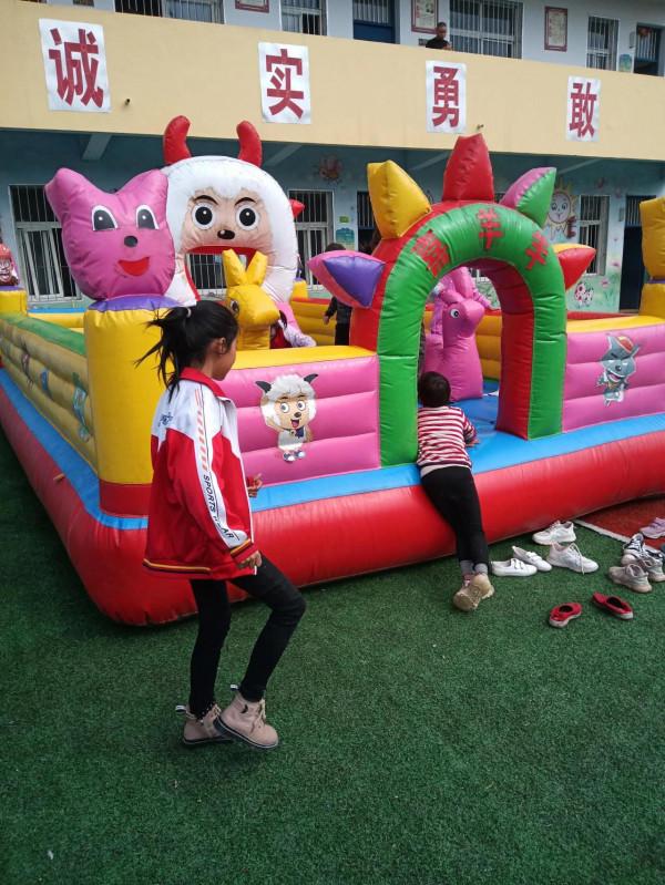 孩子玩的真嗨，無憂無慮的童年