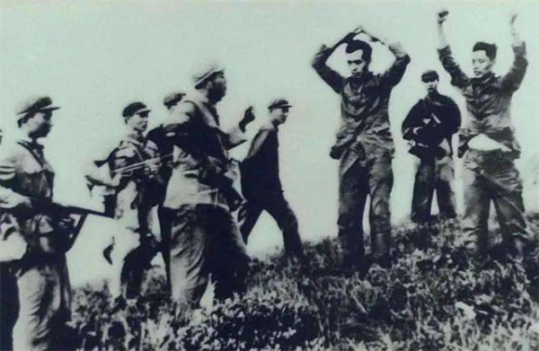 解放軍正在剿匪,一群村民扛著紅旗敲鑼打鼓出村,連長預感有異樣 解放軍正在剿匪,一群村民扛著紅旗敲鑼打鼓出村,連長預感有異樣