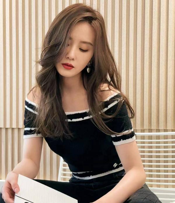 劉詩詩最新寫真大片曝光，一字肩大波浪造型超精緻