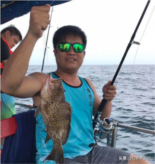 廣東釣魚人釣獲罕見的石斑魚,體長超過成年人!網友:值好幾萬 廣東釣魚人釣獲罕見的石斑魚,體長超過成年人!網友:值好幾萬