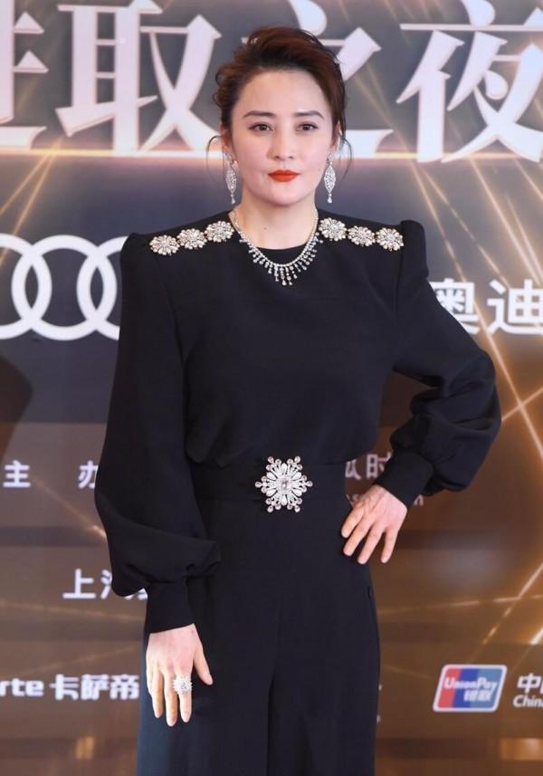 蔣勤勤藏不住中年感了，穿墊肩上衣配闊腿褲挺霸氣，臉真撐不住了