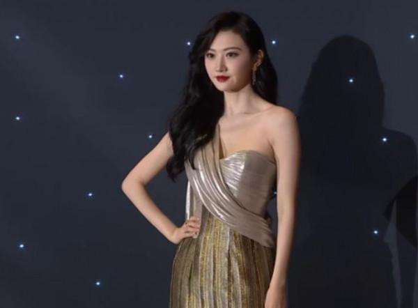 2022年第一場紅毯，在北京零下十幾度的寒風中，女明星們爭奇鬥豔