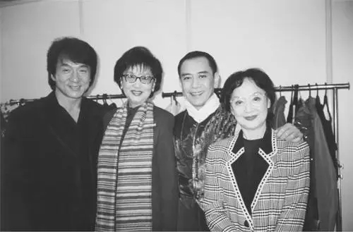 2002年，“一代妖男”羅文去世，為何鄧光榮在葬禮上怒罵劉鑾雄？