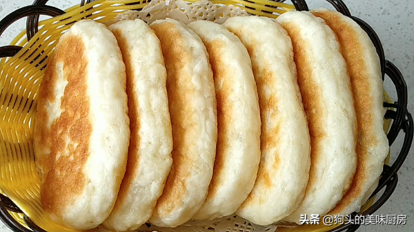 發麵餅怎麼做最簡單？一碗麵粉一碗水，用筷子一攪，蓬鬆又暄軟