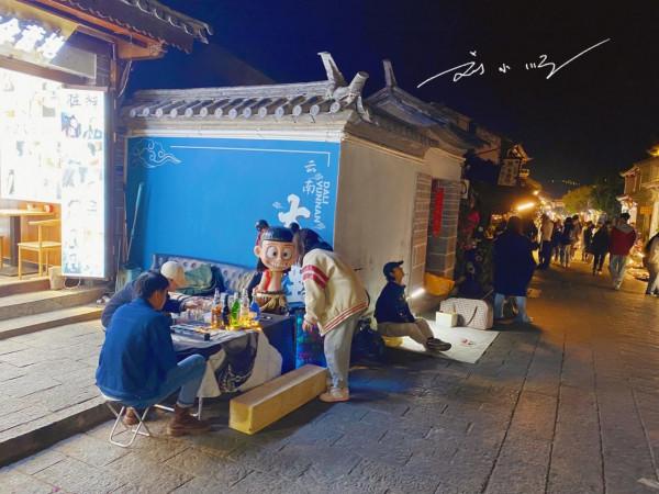 大理古城的夜晚擺滿地攤,有人覺得很有特色,有人卻覺得煞風景 大理古城的夜晚擺滿地攤,有人覺得很有特色,有人卻覺得煞風景