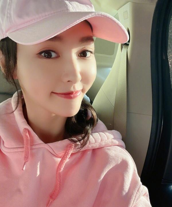 唐嫣主持東方衛視春晚，導演玄江南發文質疑：她有沒有主持人證？