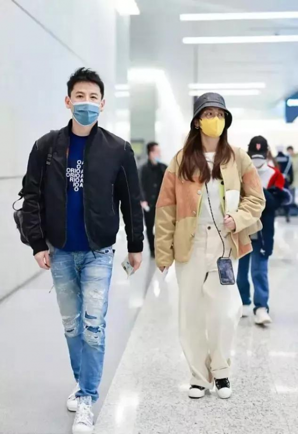 呂一和老公亮相機場，搭配拼接外套走休閒風，錢泳辰的髮型挺時髦
