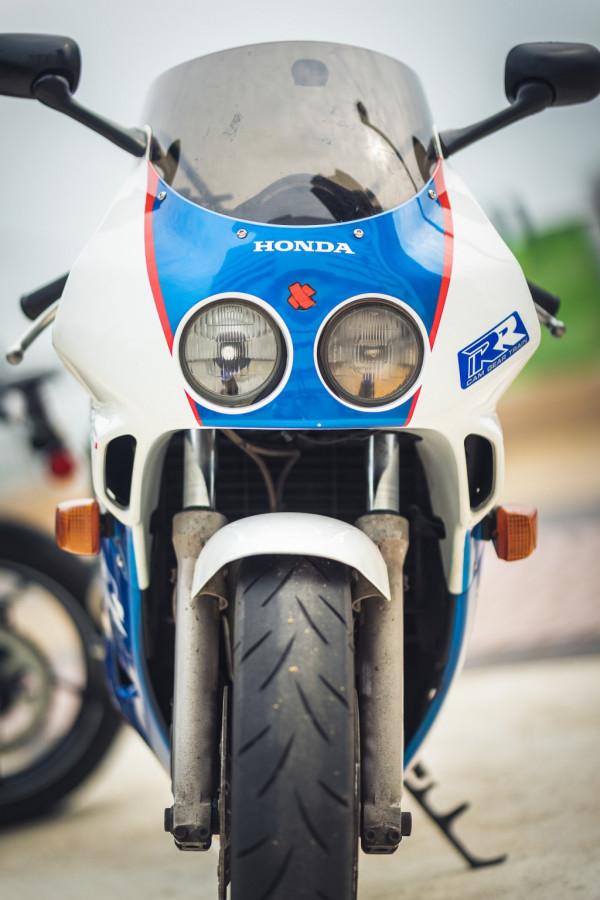 舊時代的本田CBR250RR與新時代的川崎ZX25R摩托車對決測評