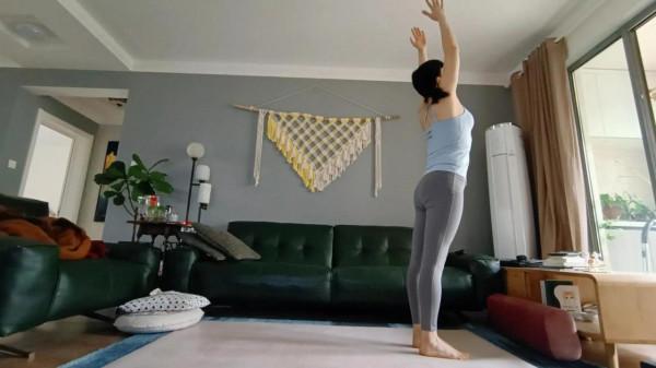 熱身運動是每天第一項，十遍拜日式讓身體迅速熱起來