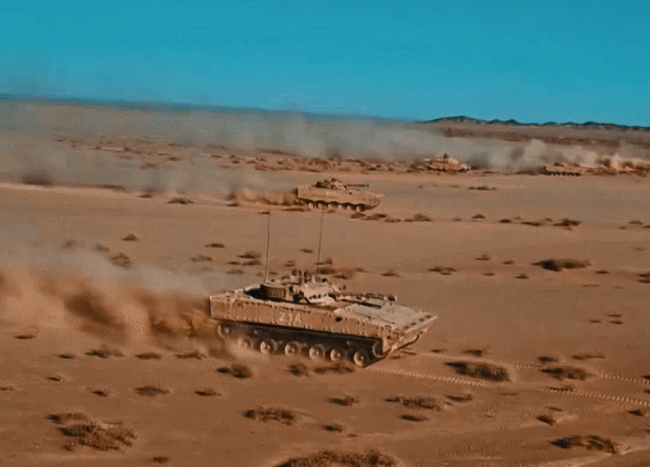 重型“土豪”旅出擊!99A坦克牽引機動,“鋼鐵風暴”炮聲如雷 重型“土豪”旅出擊!99A坦克牽引機動,“鋼鐵風暴”炮聲如雷