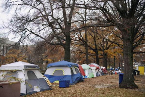 疫情重創美國中產階級,令800萬人返貧,如今還得救濟流浪漢帳篷 疫情重創美國中產階級,令800萬人返貧,如今還得救濟流浪漢帳篷