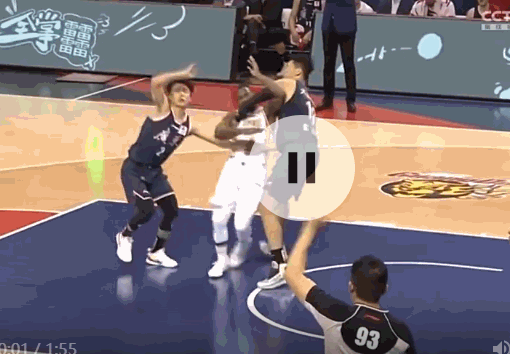 大爭議！廣東落後20分杜鋒愛將兇狠鎖喉山西外援，裁判吹普通犯規