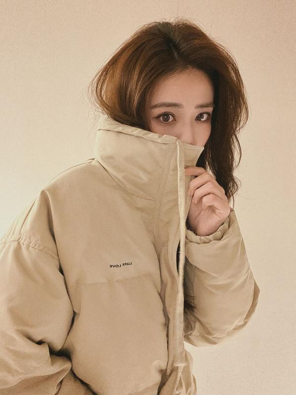 徐璐暖調日常寫真氛圍感十足 簡約穿搭細節滿滿示範秋冬穿搭