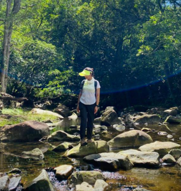 61歲鐘楚紅罕現身！穿薄紗上衣膚白氣色好，車內與鄭秀文一路熱聊
