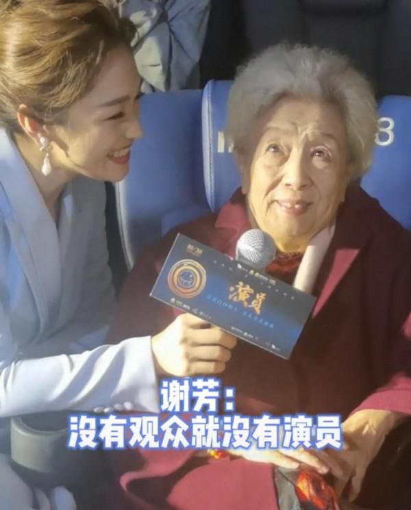 85歲老戲骨謝芳罕現身,頭髮花白狀態仍好,大聲說話用盡力氣 85歲老戲骨謝芳罕現身,頭髮花白狀態仍好,大聲說話用盡力氣