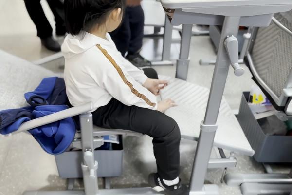一所學校的課桌椅火出圈，讓學生實現午睡自由，家長大讚值得推廣