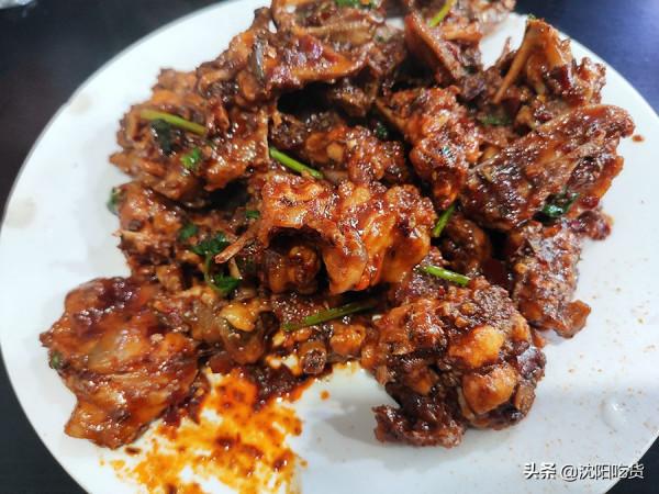 山西刀削麵裡的炒飯最出名，辣炒雞架量大還能解解膩