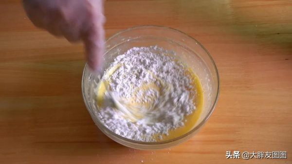 沒秤，沒打蛋器，沒烤箱，如何做出蓬鬆的無油蛋糕？