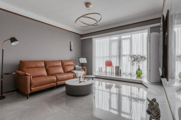 原本我不想選流行大眾灰，但看完這套剛完工的新房，我改觀了