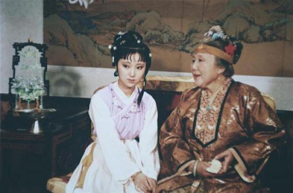 劉姥姥誇惜春像神仙託生的，打量了黛玉一番，反而不誇了？