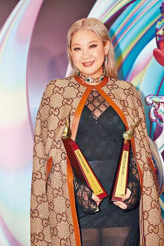 一定要爭氣給媽媽看的鄭欣宜首奪女歌手金獎