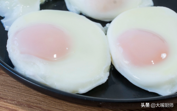 煮荷包蛋不能開水下鍋，難怪散花起沫！學會4個技巧，好看又好吃