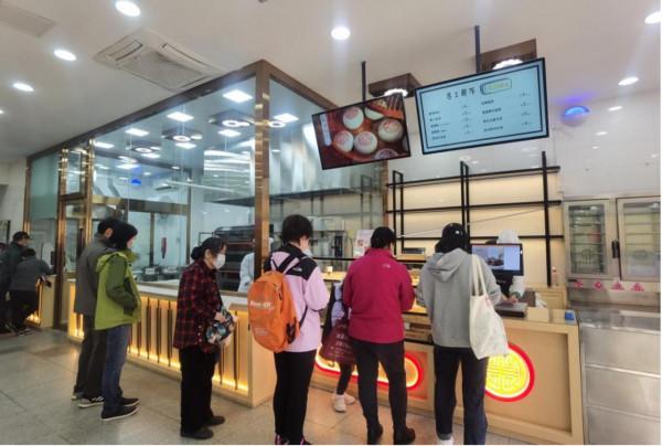 北京稻香村升級店內烘焙間，點心現烤現吃
