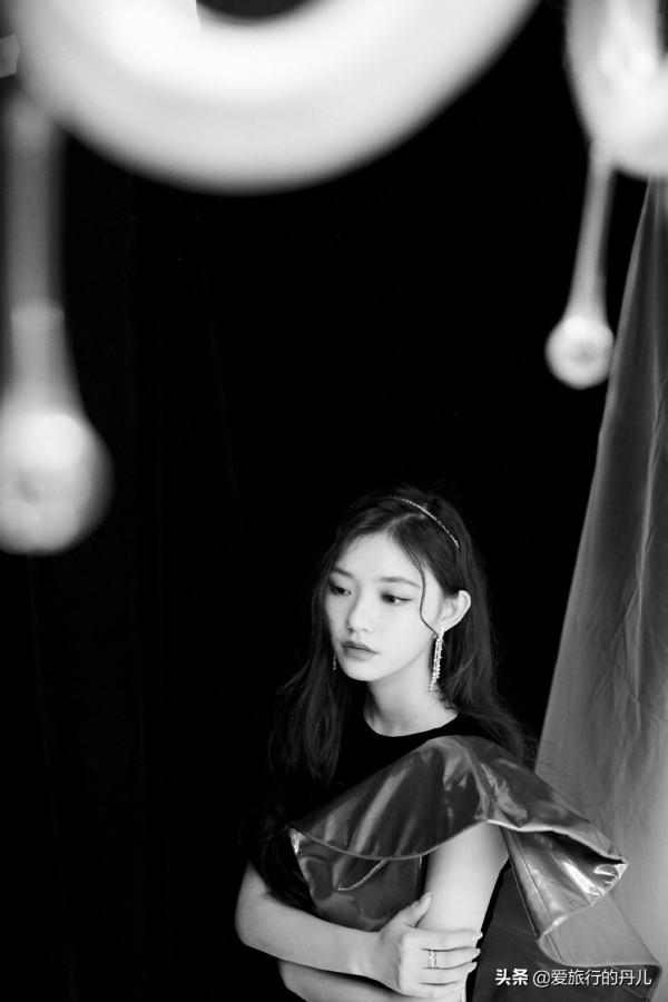 當紅小花林允，一襲黑色金箔禮服裙，優雅時尚，盡顯女神範