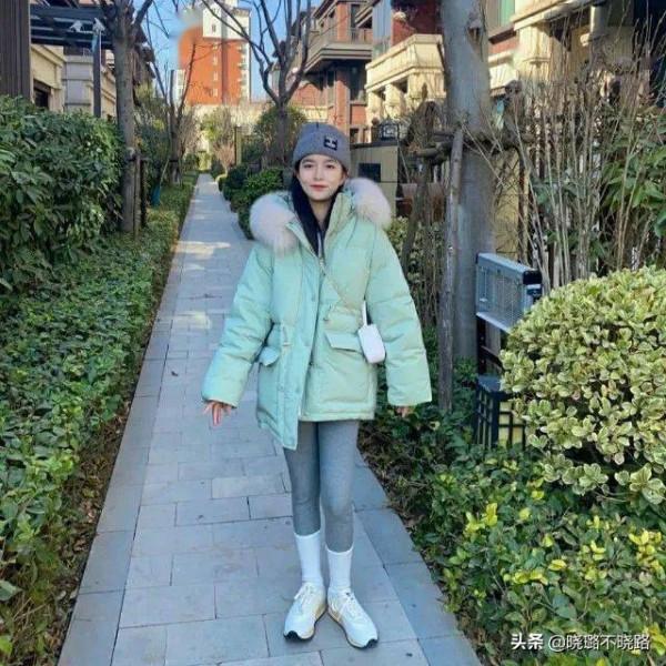 最近火了一種穿法叫：“襪子裹鯊魚褲”，保暖又顯瘦，明星都上頭