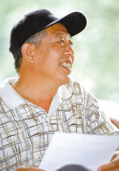 “傅明”文興宇：9歲喪父，妻子比他小6歲，一天三包煙患癌去世