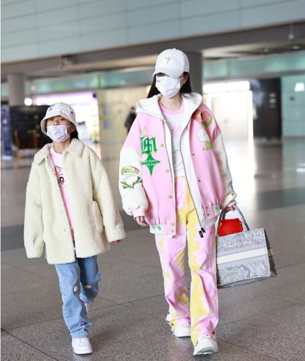 李小璐母女走機場，一身粉嫩打扮甜美青春，與甜馨同框美成姐妹花
