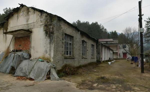 凌源一處軍工廠，規模龐大職工近2萬，曾主要生產火藥，如今荒涼