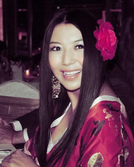 楊二車娜姆：和外交官相戀7年，成名後為母親蓋房，56歲未婚無子