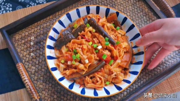 家常版茄子燜面，1分鐘學會，味道絕對一流，一鍋不夠吃