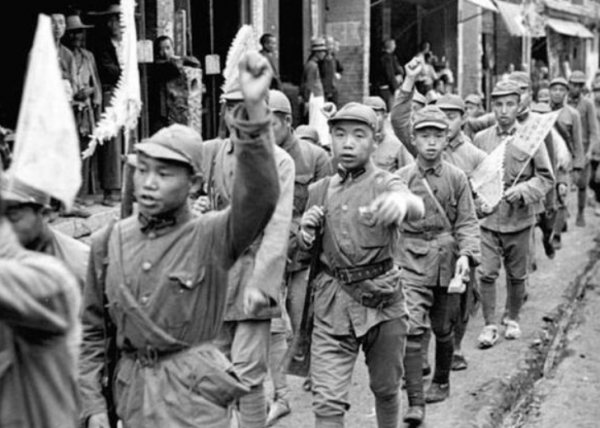 1953年，開國少將攜妻回鄉祭祖，卻發現童養媳等了自己一輩子