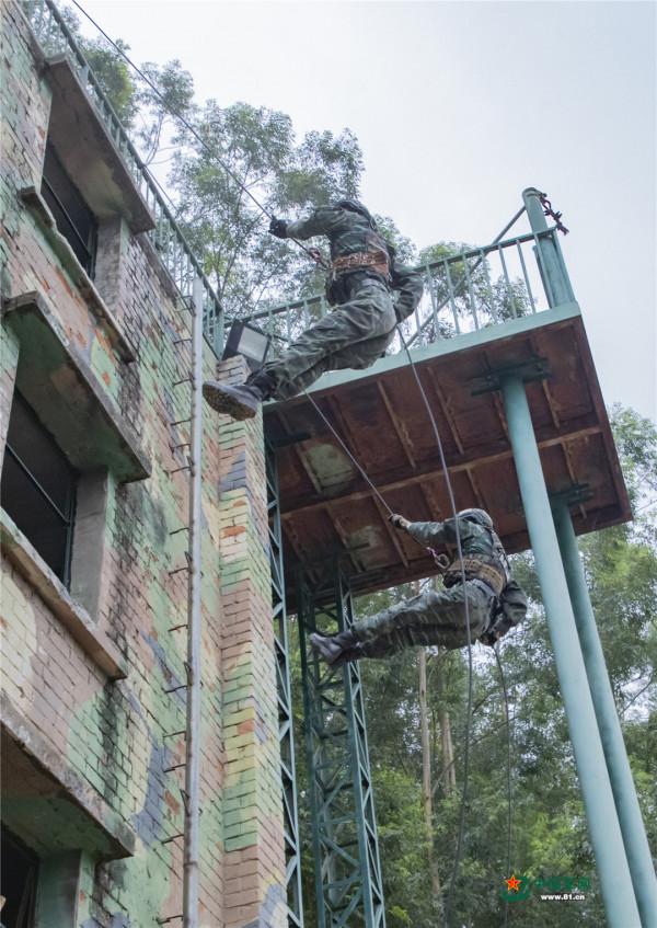 實戰實訓礪尖兵!武警廣西總機動支隊反恐演練影像 實戰實訓礪尖兵!武警廣西總機動支隊反恐演練影像