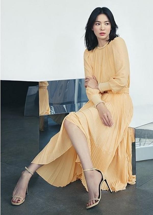 全智賢40歲狀態好：剪短髮顏值回春，與宋慧喬一起同臺比美