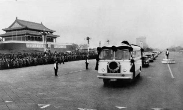 1976年，周總理逝世：不遺體告別，不舉行追悼儀式，不保留骨灰
