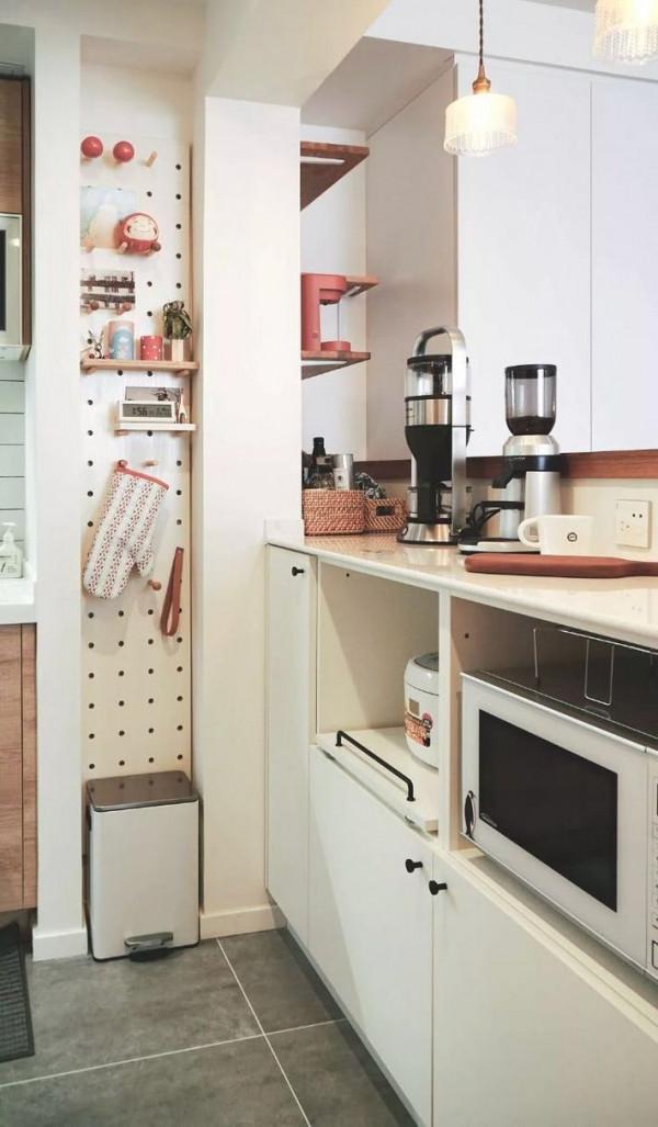 一直低估了洞洞板的能力，移動&plus;收納，安裝在窗戶牆上有窗簾效果