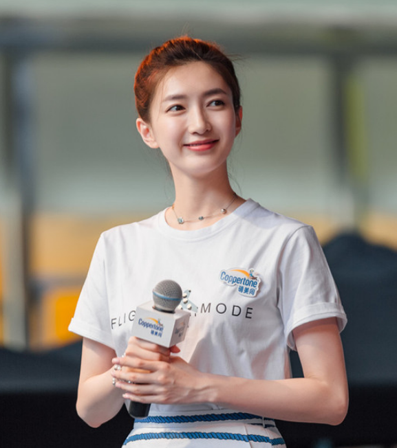 “清冷女神”江疏影的人生故事，和她背後的7個男人