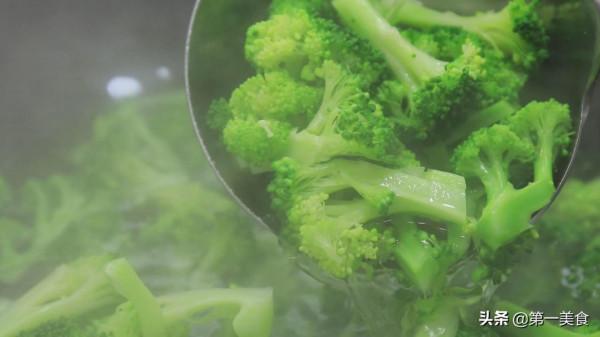 西蘭花炒豆芽怎麼做才好吃,廚師長教你正確做法,清脆爽口又翠綠 西蘭花炒豆芽怎麼做才好吃,廚師長教你正確做法,清脆爽口又翠綠